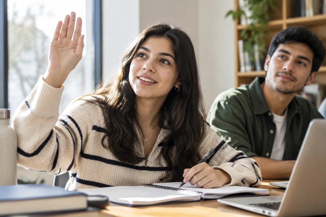 Grupo pequeno em volta da mesa, lendo folhas impressas com as posições que serão disputadas