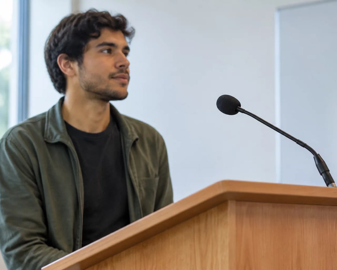 Facilitador de olho no cronômetro enquanto um participante encerra a intervenção de três minutos